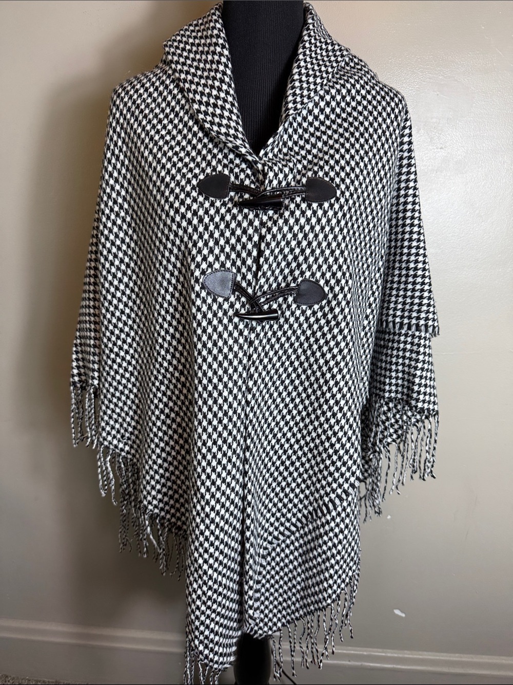 Apt 9 Black & White Houndstooth Toggle Poncho OS. NWOT